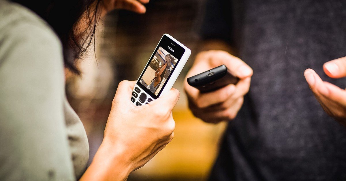 telefonos-fantasma:-que-hay-detras-del-inesperado-auge-de-los-celulares-viejos,-sin-apps-ni-pantalla-tactil