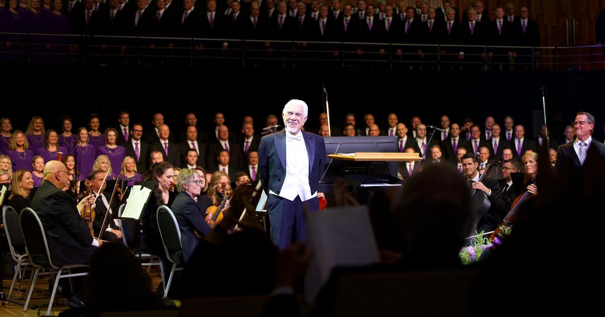 llega-el-coro-del-tabernaculo-de-la-manzana-del-templo,-400-personas-en-escena-para-alabar-a-dios