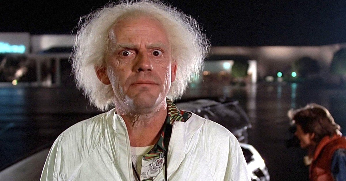 christopher-lloyd,-de-haber-rechazado-ser-el-«doc»-en-volver-al-futuro-a-estar-a-los-86-anos-en-merlina-y-en-el-cine