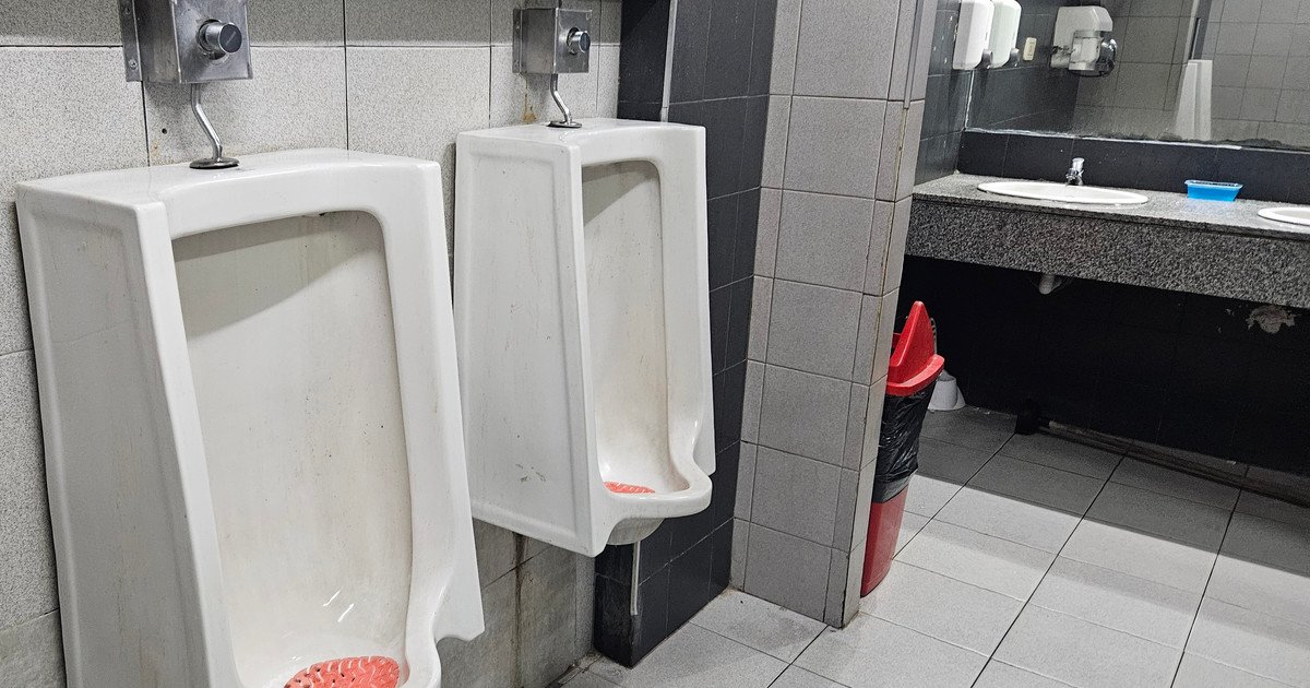 en-el-bano-de-la-perla-del-once-compusieron-la-balsa,-pero-ya-no-hay-nada-alli-que-lo-recuerde