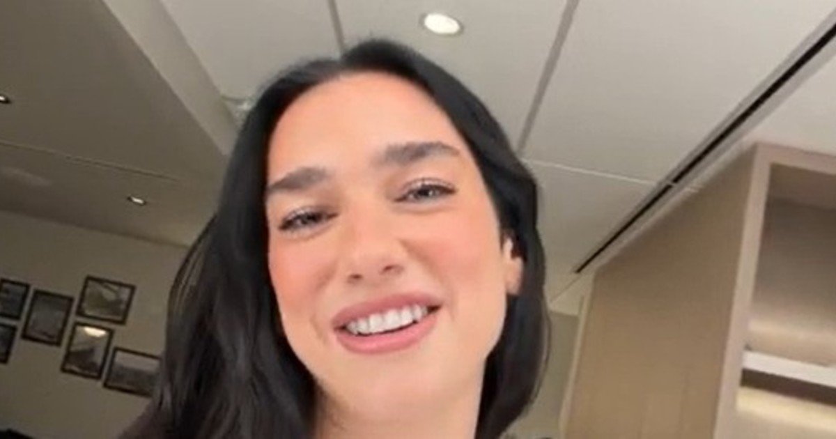 dua-lipa-sorprendio-en-la-marcha-del-orgullo-con-un-saludo-especial