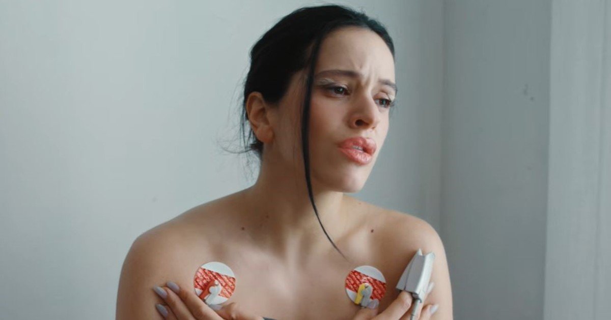 rosalia-abandono-el-reggaeton-y-se-largo-con-todo:-le-canta-a-dios-en-14-idiomas-en-lux,-su-nuevo-disco