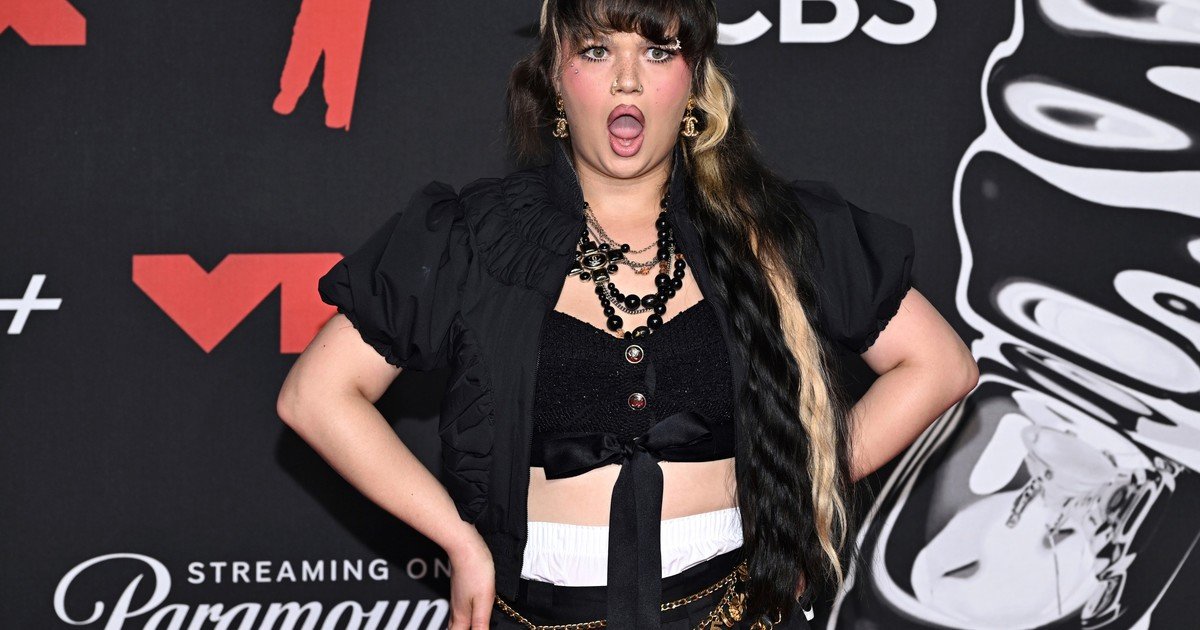 quien-es-lola-young,-la-cantante-que-se-bajo-del-lollapalooza-argentina-2026-tras-sufrir-un-desmayo-en-pleno-concierto