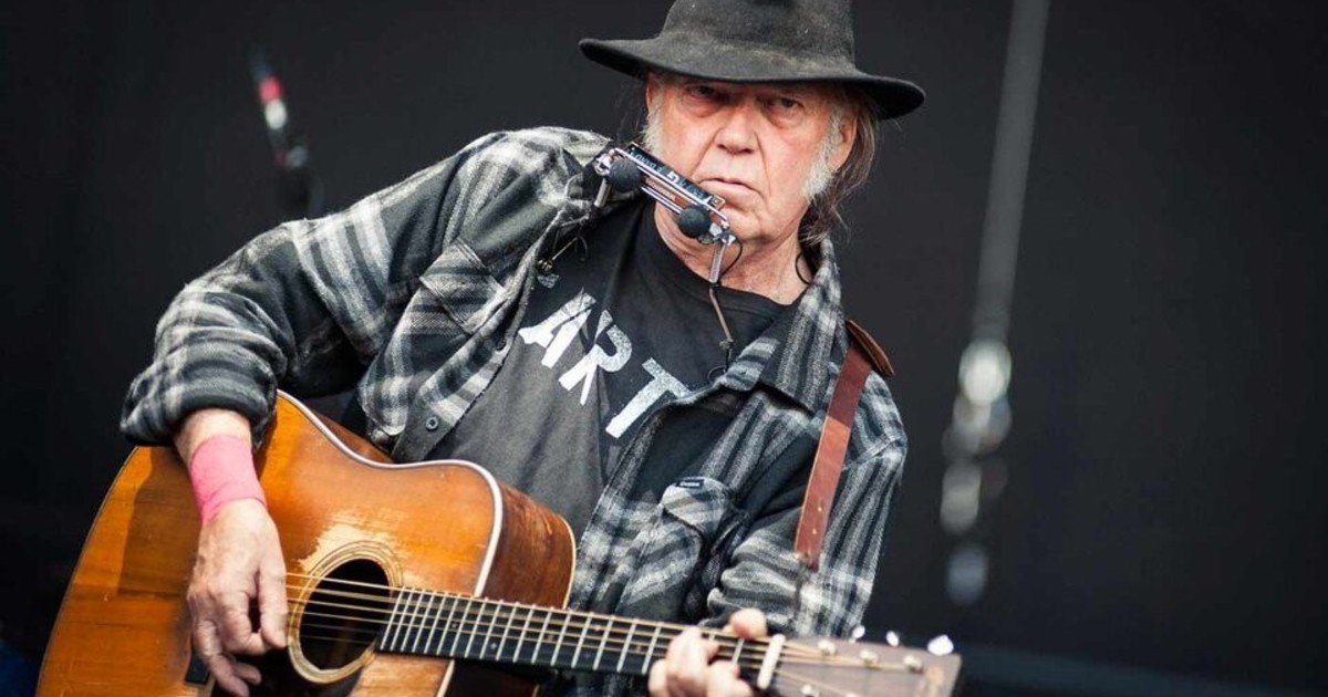 neil-young-cumple-80-y-sigue-mas-grunon-que-nunca:-el-cantautor-que-paso-del-folk-al-rock-critico-a-spotify,-amazon,-las-vacunas-y-trump