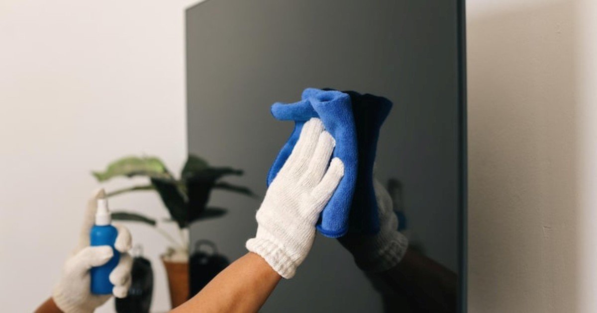 el-metodo-mas-seguro-para-limpiar-la-pantalla-del-televisor-sin-rayarla-ni-arruinarla,-paso-a-paso