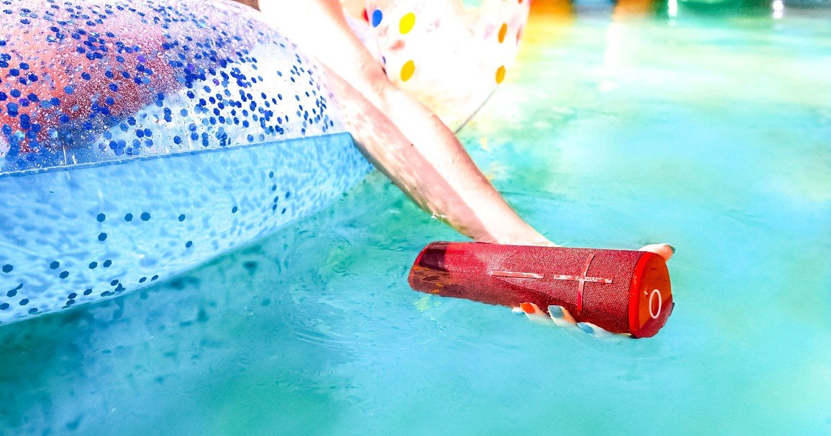 parlantes-resistentes-al-agua:-los-mejores-para-escuchar-musica-en-la-pileta-o-llevar-de-vacaciones
