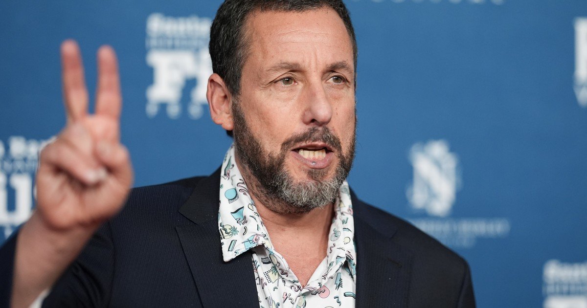 «es-una-locura»:-adam-sandler-desmiente-una-historia-de-tiktok-en-la-que-humillan-a-su-hija-en-una-tienda-de-chanel