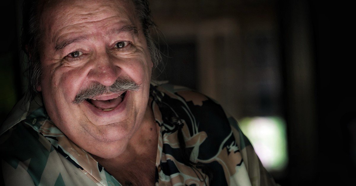 litto-nebbia,-el-guerrero-que-no-detiene-su-marcha:-77-anos,-dos-stents,-fracturas-varias,-pero-90-conciertos-por-ano,-2000-canciones-y-una-serie-por-venir