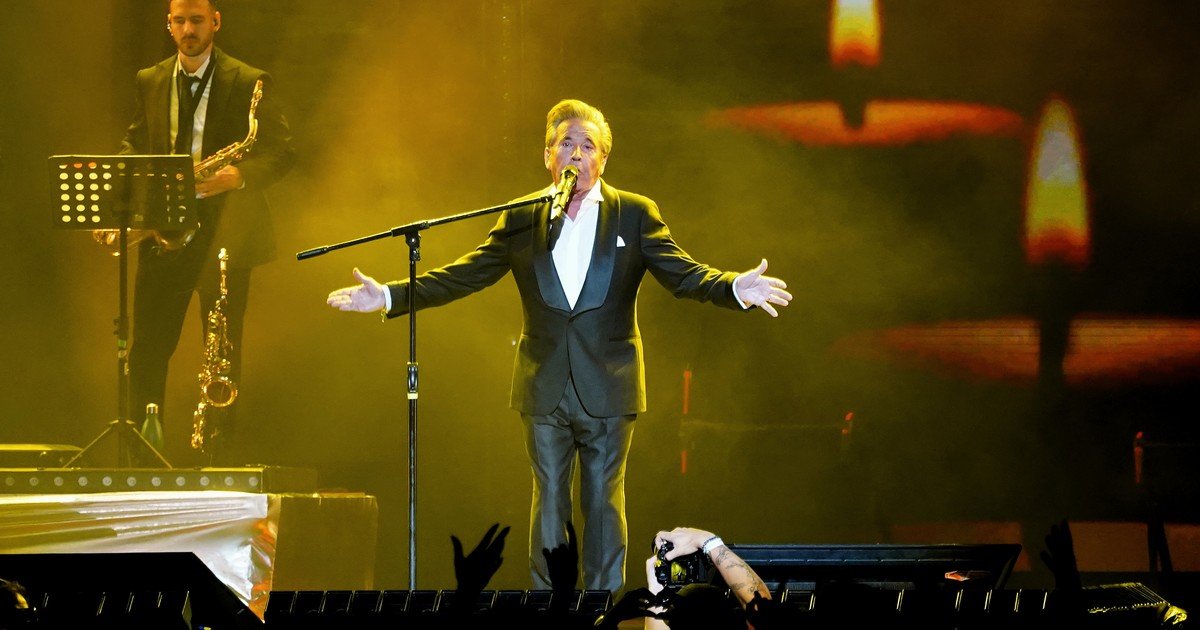 dos-horas-de-hits-despues-de-cuatro-anos-de-espera:-montaner-volvio,-canto-en-familia-y-revalido-el-trono-romantico