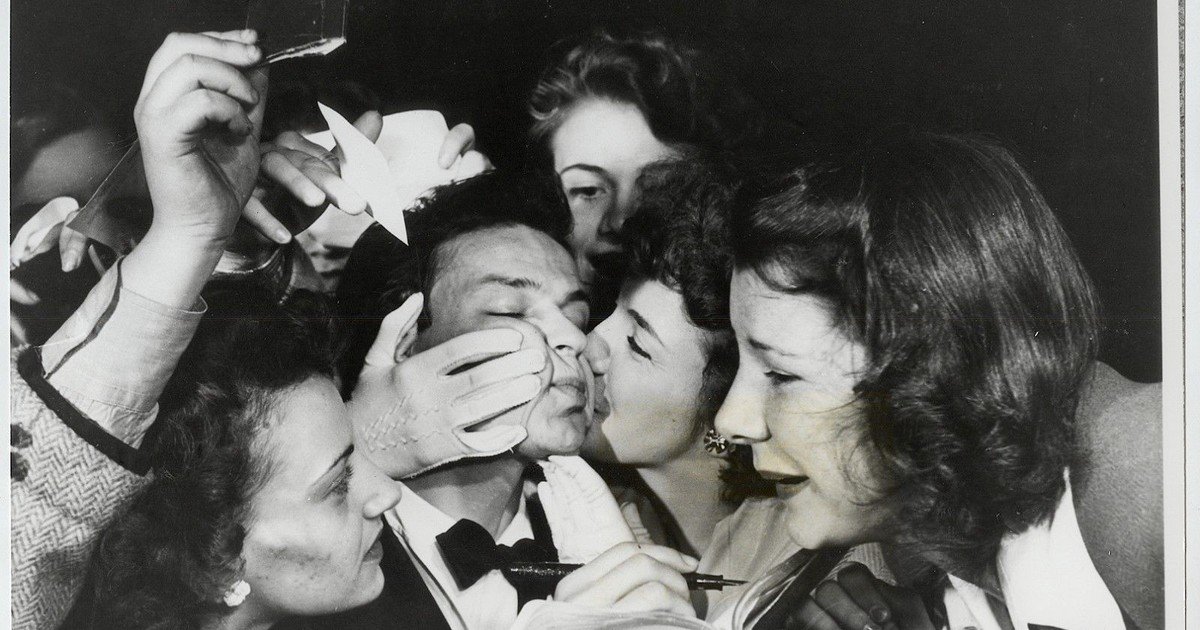 orina-en-los-asientos-y-desmayos:-el-fenomeno-de-las-fans-de-frank-sinatra-que-inventaron-la-«histeria»-antes-que-en-el-rock