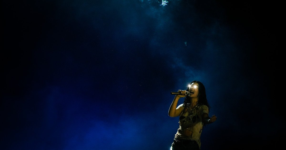 lorde-en-lollapalooza-2026:-una-puesta-en-escena-vanguardista-para-la-artista-pop-mas-introspectiva-de-su-generacion