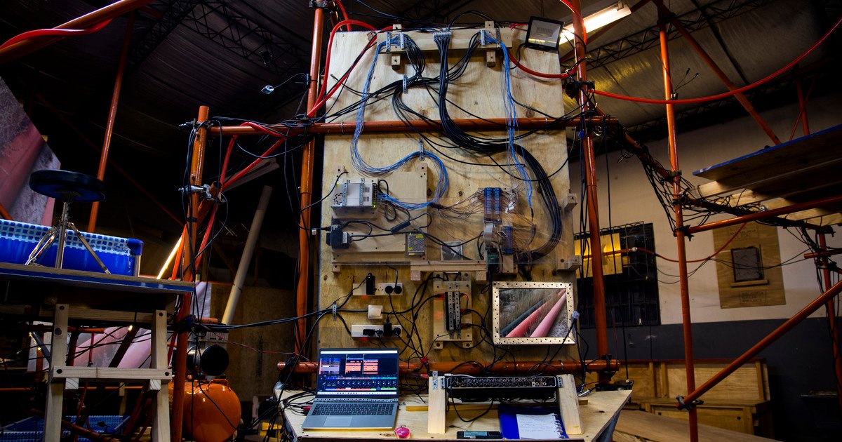 geonnitus,-una-obra-para-alertar-sobre-los-ruidos-y-los-temblores-que-se-producen-cuando-perforan-y-explotan-la-tierra