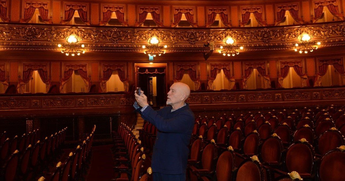 john-malkovich-en-buenos-aires:-asi-fue-su-fin-de-semana-porteno-entre-paseos,-asado-y-teatro