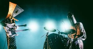 el-fenomeno-angine-de-poitrine,-la-banda-que-vuelve-locos-a-los-musicos,-desafia-el-gusto-popular-y-se-esconde-tras-disfraces