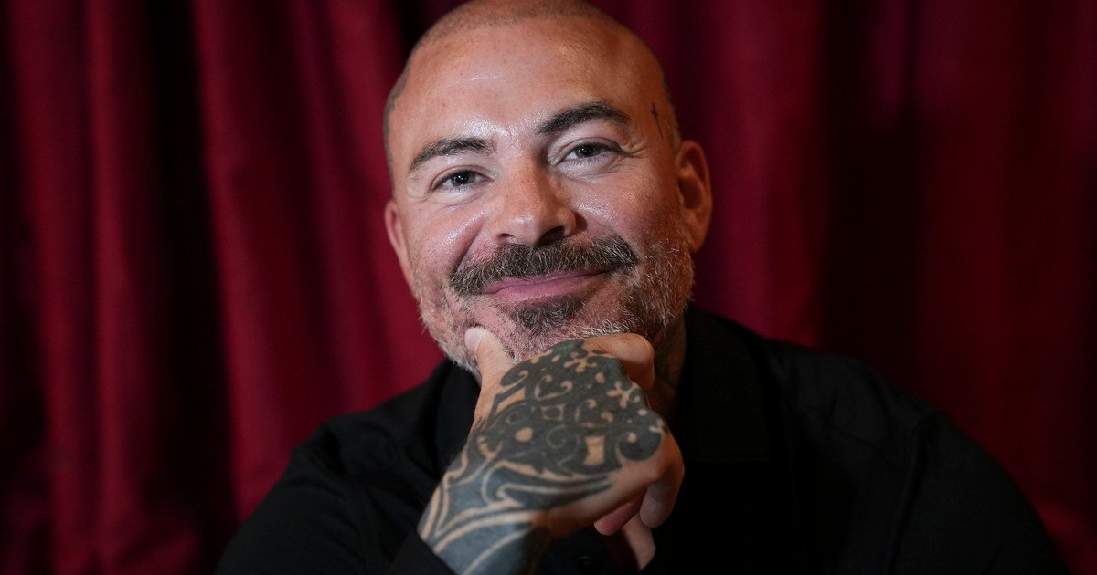 carli-jimenez,-el-hijo-de-la-mona,-de-cuartetero-a-poderoso-empresario-del-espectaculo:-bullying,-tatuajes-y-las-ensenanzas-de-papa