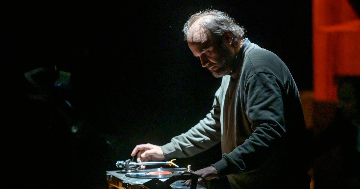 las-escuchas-de-discos-de-vinilo-en-lugares-publicos-es-mas-que-una-tendencia-y-ahora-llega-al-colon