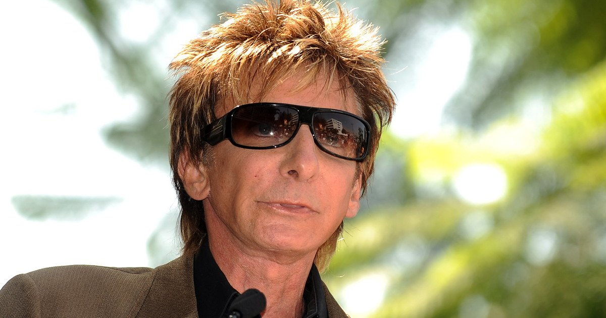 barry-manilow-preocupa-por-su-salud:-a-los-82-anos,-debio-posponer-sus-conciertos-por-una-enfermedad,-pero-dice-que-no-se-retira