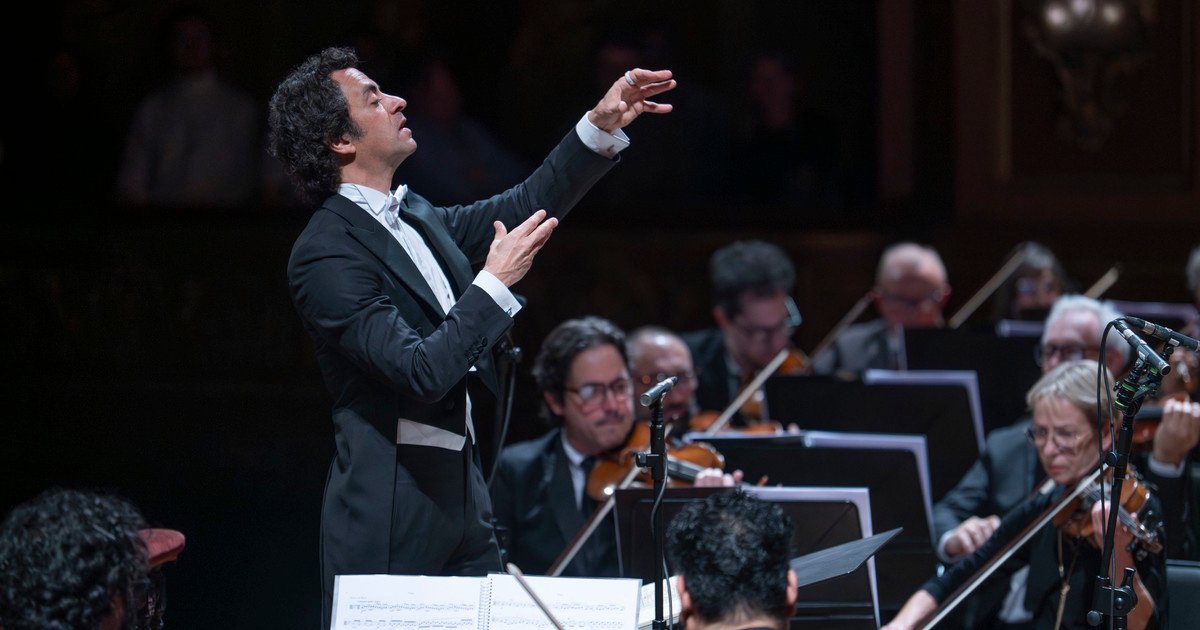 alejo-perez-debuto-al-frente-de-la-orquesta-estable-del-colon-con-solidas-interpretaciones-de-beethoven-y-berlioz