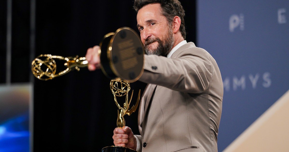 por-que-«the-pitt»-gano-el-premio-emmy-a-mejor-serie-dramatica-por-segundo-ano-seguido