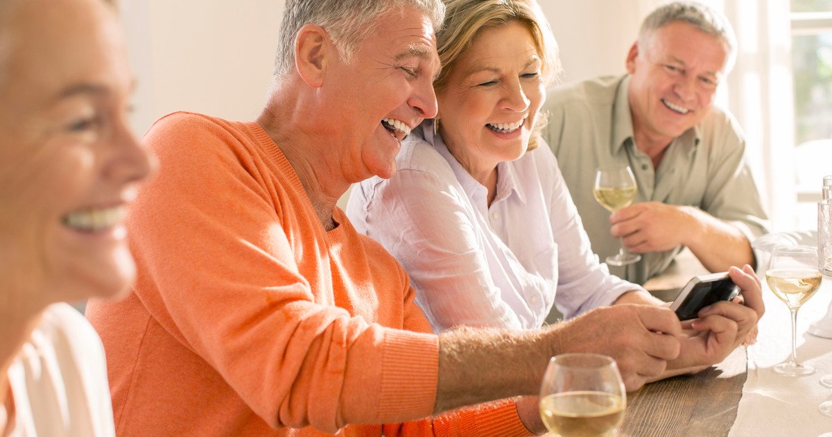 conocer-gente-despues-de-los-55:-como-funciona-vermut,-la-app-que-propone-encuentros-y-actividades