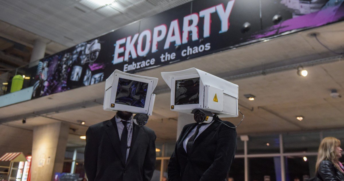 chatear-sin-internet,-arte-con-basura-electronica-y-una-olla-popular-de-tecnologia:-los-hackers-“abrazaron-el-caos”-en-ekoparty-22