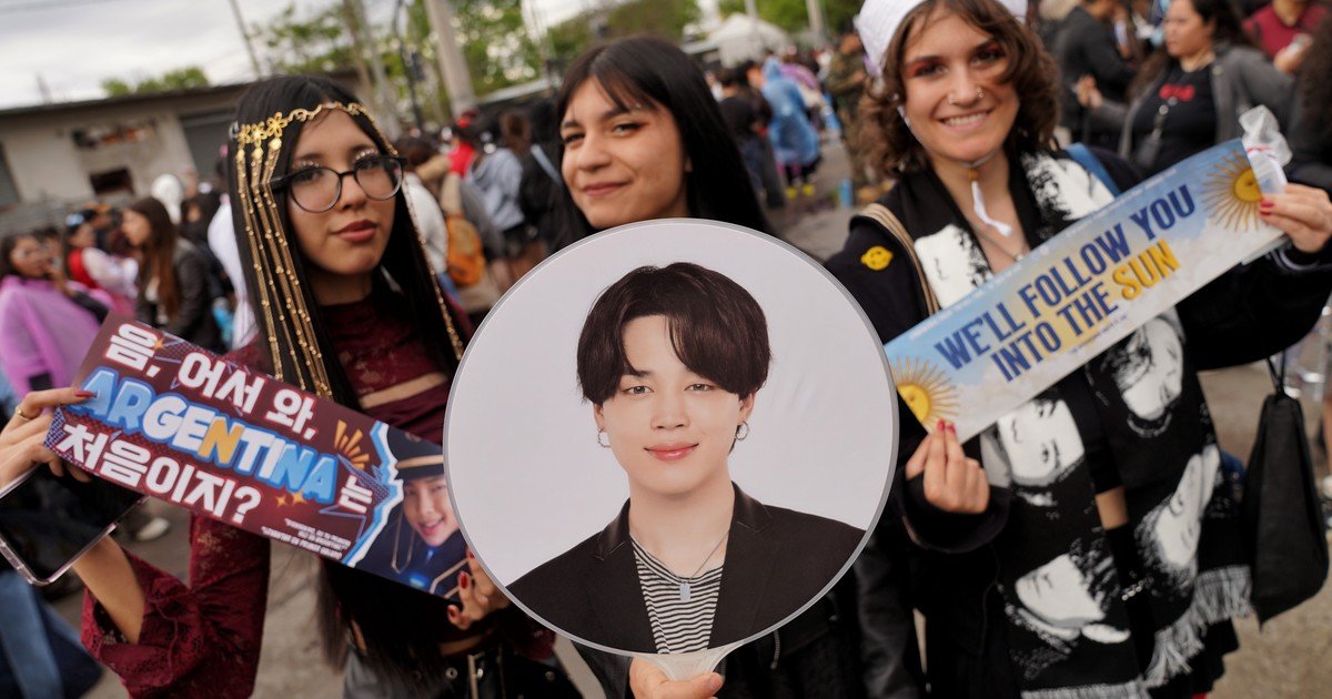 bts-y-una-colorida-previa-bajo-la-lluvia:-la-expectativa-de-las-fanaticas-al-estar-cerca-de-cumplir-un-sueno
