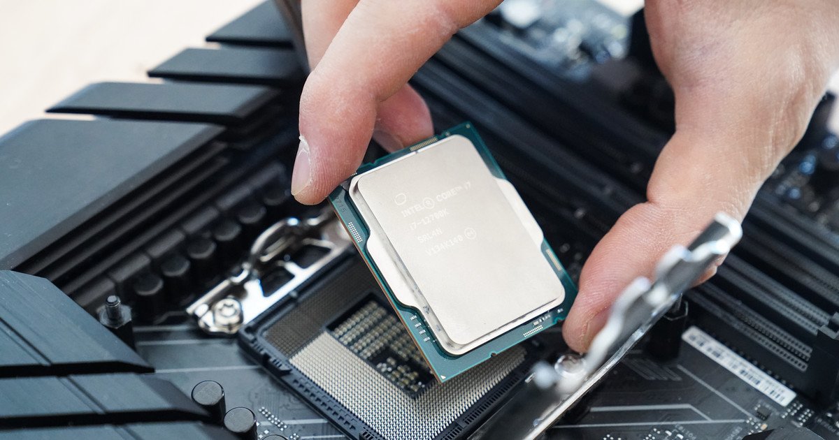 intel-se-desploma-hasta-30%:-que-le-pasa-al-gigante-de-los-chips-que-marco-la-era-de-las-pc-en-los-90